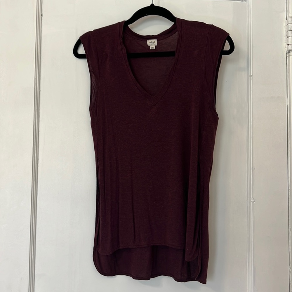 XS Wilfred shirt. V-neck with slits on the side.